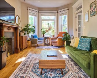 A chic second-floor plant-filled retreat in Chicago's Logan Square neighborhood. - שיקאגו - סלון