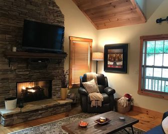 Peaceful Mountain Cabin - Sapphire - Living room