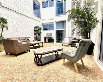 A luxurious, historic loft in the heart of the Old Market - Omaha - Patio