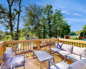 Pebble Point Cove - Salisbury - Balcony