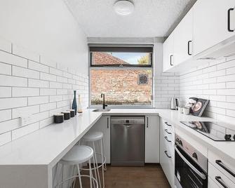 Bright, Stylist apartment in Richmond Terrace - Richmond - Kitchen