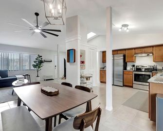 Charming 2-bedroom house with pool and fenced in backyard. Sleeps 8 - Spring Hill - Salle à manger