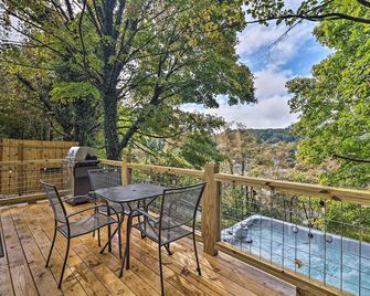 Hilltop Hideaway w/ Scenic Views & Hot Tub! - West Jefferson - Balcone