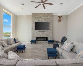 Southern Salt Lodge on Lake Calcasieu - Lake Charles - Living room
