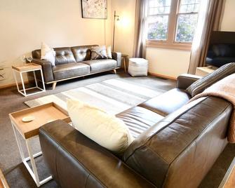 Havlin House - Brand new amenities within 1km of CBD and train station. - Bendigo - Living room