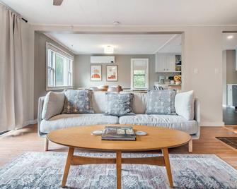 Alder House: Cute & Cozy Mountain Getaway - Pet Friendly! - Campton - Living room