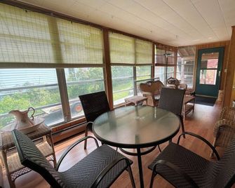 Cozy 2-bedroom Apartment within Walking Distance to Mass MoCA and Downtown - North Adams - Comedor