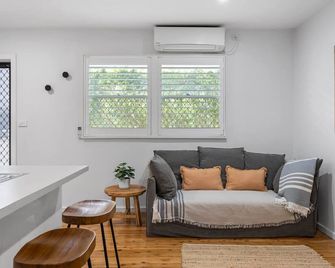 Beach & Brew-Modern 1-Bedroom in Trendy Merewether - Merewether - Sala de estar