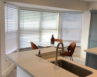 Peace and tranquility awaits! 4 bedrooms/3 bathrooms with pool! - Pembroke Pines - Dining room