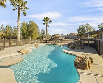Spacious Desert Getaway! - Las Vegas - Pool