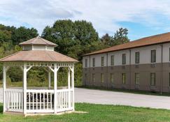 Super 8 by Wyndham Beaver Falls - Beaver Falls - Building