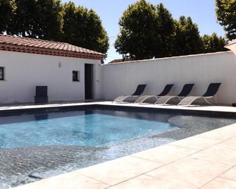 La Suite Côté Pool-House Piscine, Sauna & Jacuzzi privatifs - Istres - Bazén