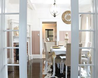 Beat the winter blues- North Oakland Home ready for your family resolutions - Oakland - Salle à manger