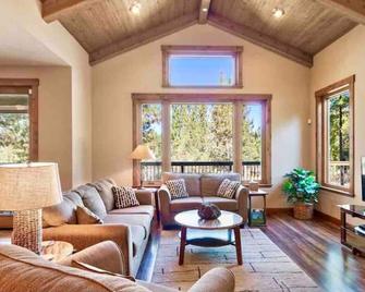 Stunning Modern Mountain Cabin | Privacy | Nakoma Resort | Heat/Ac - Loyalton - Living room