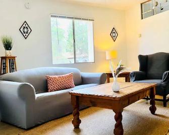 El Rancho Robles - Oracle - Living room