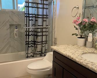 Beautiful Room #2 - Private Entrance - Midway City - Bathroom