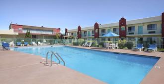 Days Inn by Wyndham Santa Fe New Mexico - Santa Fe - Pool