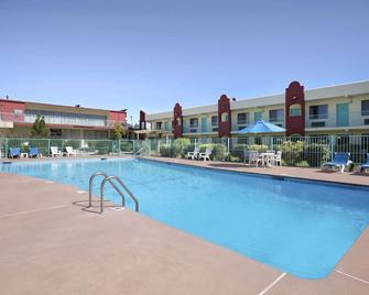 新墨西哥聖達菲戴斯酒店 - 聖塔非 - 聖塔菲 - 游泳池
