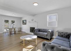 Stylish 5BR Designer Home w/ Deck & Hot Tub - Plain City - リビングルーム