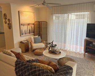 Beautiful Bright Burleigh Base with Beaches, boutiques, brunches and beyond. - Burleigh Heads - Living room