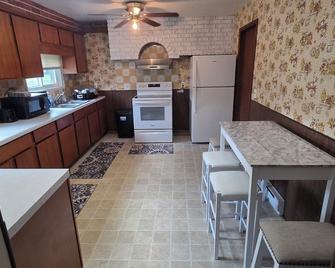 Charming 3-bedroom ranch style in a quiet school zone, with WiFi - Massena - Kitchen