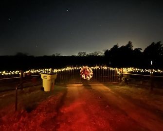 Entire Country Farmhouse Retreat - Paige