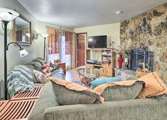 Lovely Mtn Condo Less Than 1 Mi to Angel Fire Resort! - Angel Fire - Living room