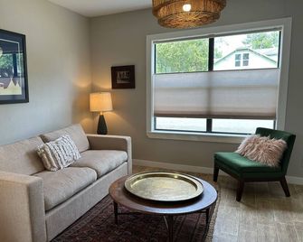 Cozy & Comfortable Cottage just minutes off the La Grange Square. Pet Friendly. - La Grange - Wohnzimmer