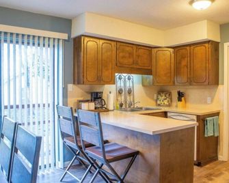 Lyndale House: Full house with 3 br - Corning - Kitchen