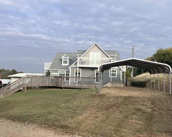 Relax and Unwind in a Home overlooking Lake Texoma - Kingston - Building