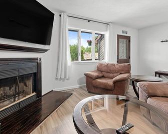 Lakeside Townhouse close to highways & town center - Morgantown - Living room