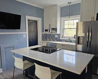Modern well stocked with all the comforts of home and a special promo on now! - Watertown - Кухня