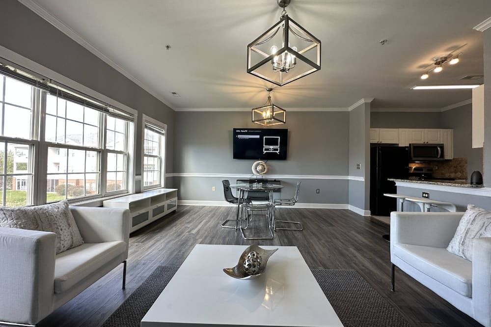 Relaxing Now And Zen: Modern Condo, Near Uncc, Pnc Pavilion, Pool, 5 Min to Dining, Shops, +15% Off! - Charlotte - Huiskamer