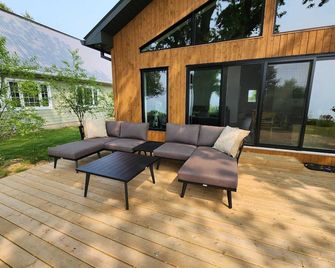 Lakefront Cottage with Private Beach, in beautiful Grand Bend - Grand Bend - Patio