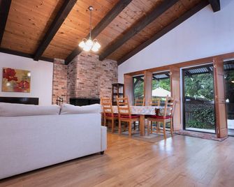 Family Retreat & Workspace! Near 30+ vineyards and Plaza! Parking. WiFi. - Sonoma - Living room