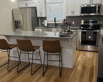 Thompson House #2-Overlooking City Park. Walk to Campus, Aggieville & Downtown - Manhattan - Cuisine