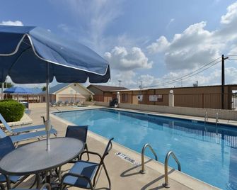 The Texas Lodge - Gonzales - Piscina