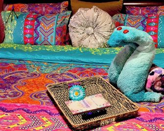 Bohemian Cottage, King Bed, RV Boat Trailer Parking, Perfect for Longer Stays! - Magnolia