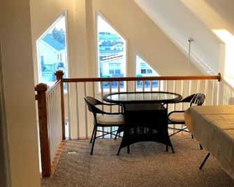New waterfront Beach Haven West 3 Bedroom & 3 Baths Vacation Rental - Manahawkin - Dining room