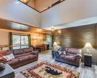 2 Mi to Mi-Wuk Village: Cabin w/ Large Deck - Mi Wuk Village - Sala de estar