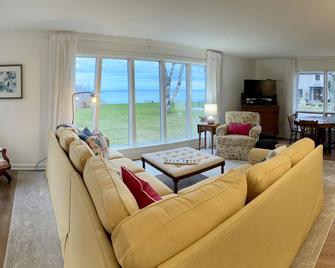 Roomy Quiet Home Overlooking Lake Michigan - Kewaunee - Вітальня