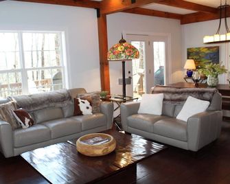 Freshly Decorated, 1.5 miles to downtown Highlands w/ views of Mount Satulah! - Highlands - Huiskamer