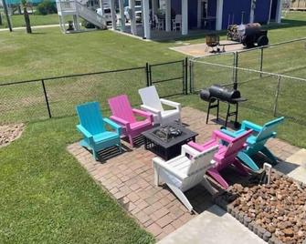 Castawaves- 2 bedroom 2 bath steps from the beach dog friendly - Crystal Beach - Innenhof