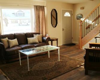 Cowtown Condominium End Unit - Miles City - Вітальня