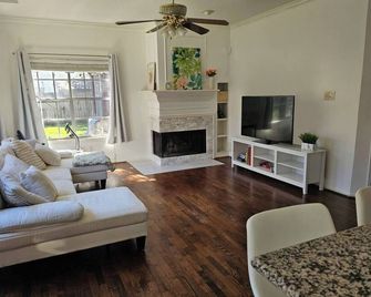 Cozy home in Clear Lake - Houston - Salon