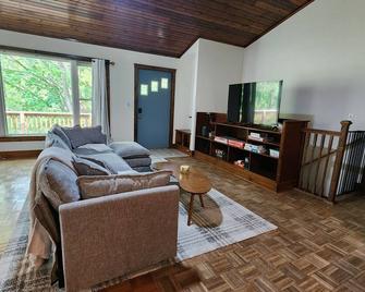 Charming Crow Hill Cottage In Welcoming Richland Center With Blossoming Garden - Richland Center - Sala de estar