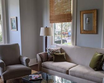 Historic home centrally located on The Point in Beaufort's Historic District - Beaufort - Living room