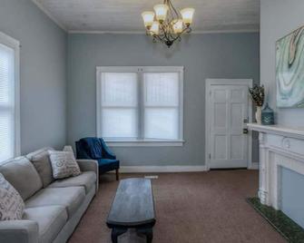 Banks of the Chattahoochee Cottage Walk to Dining - Columbus - Living room