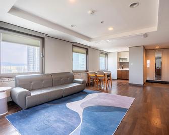 Toyoko Inn Daejeon Government Complex - Daejeon - Living room
