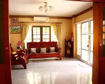 Mala Orchids cozy thai house 28mins to city center - Bangkok - Living room